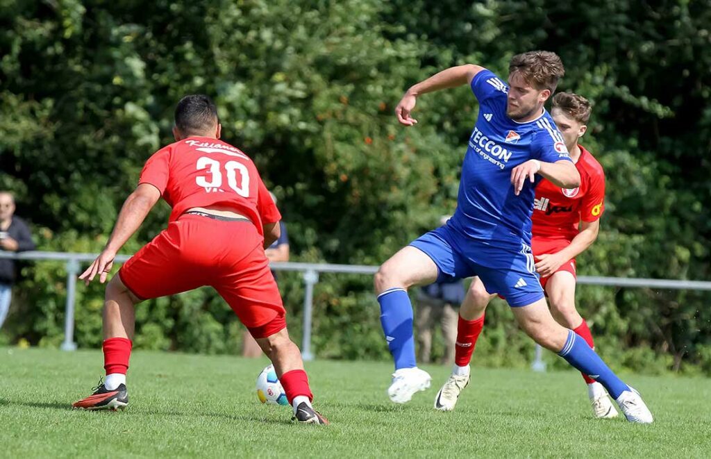 Livius Höckendorffs (in blau, SpVg Eidertal Molfsee) 2:0 weckt den TSV Klausdorf auf. © 2024 Ismail Yesilyurt