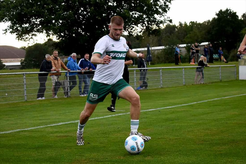 Macht den Deckel drauf - Nils Drauschke (PSV Neumünster) mit dem 2:0 in Satrup. © 2024 Olaf Wegerich