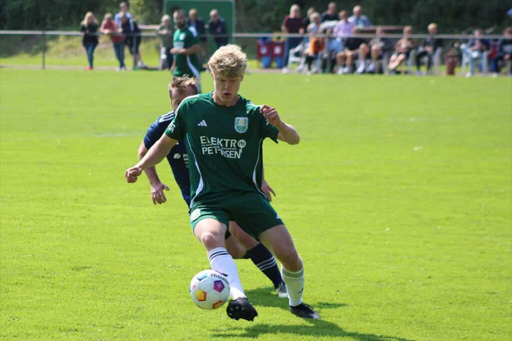 Mads Peter Tolk (Brekendorfer TSV) mit Zweikampf im Spiel gegen SG Arensharde.  © 2024 Sophie Geppert