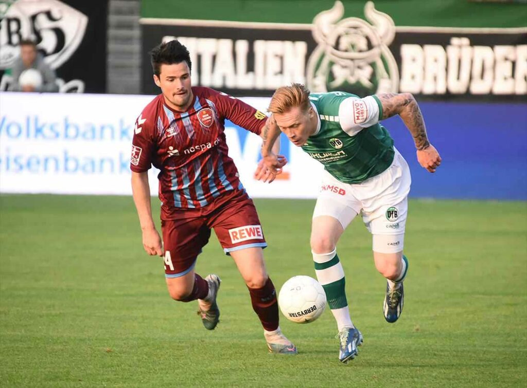 Malte Petersen (li., Weiche Flensburg 08), hier gegen Leon Sommer (VfB Lübeck) hat als Verteidiger schon 2 Saisontore. © Olaf Wegerich