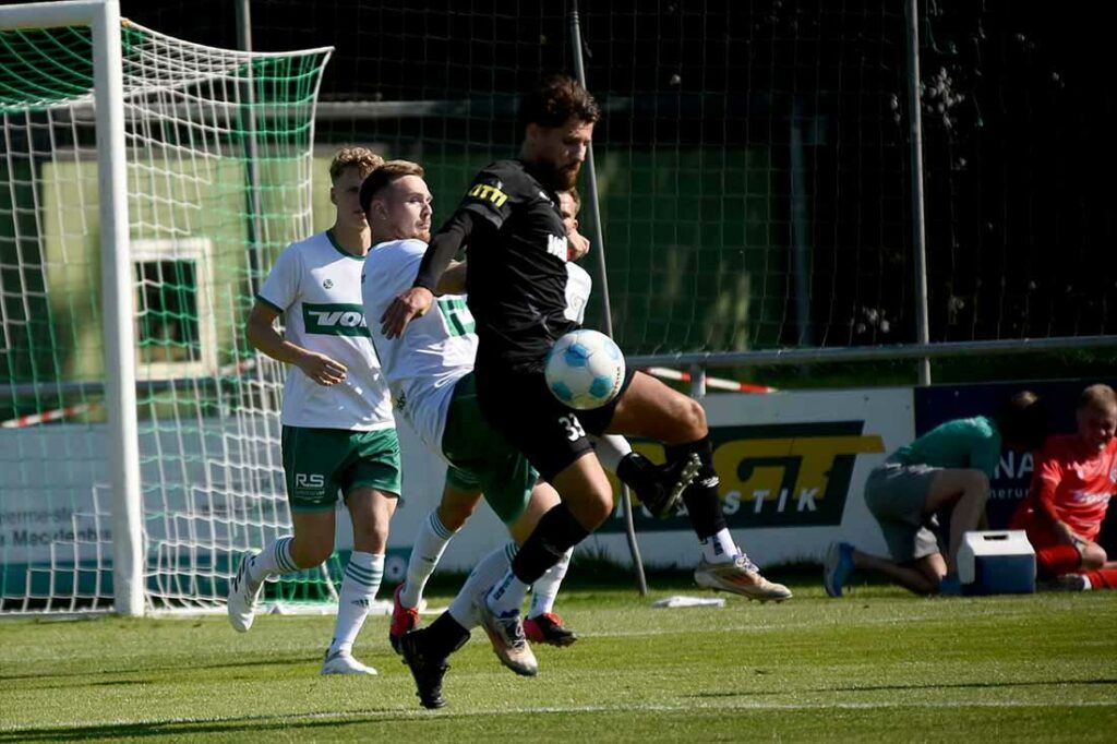 Marc-Oliver Timm (PSV) gegen Siyabend Ramo (Kilia). © 2024 Olaf Wegerich