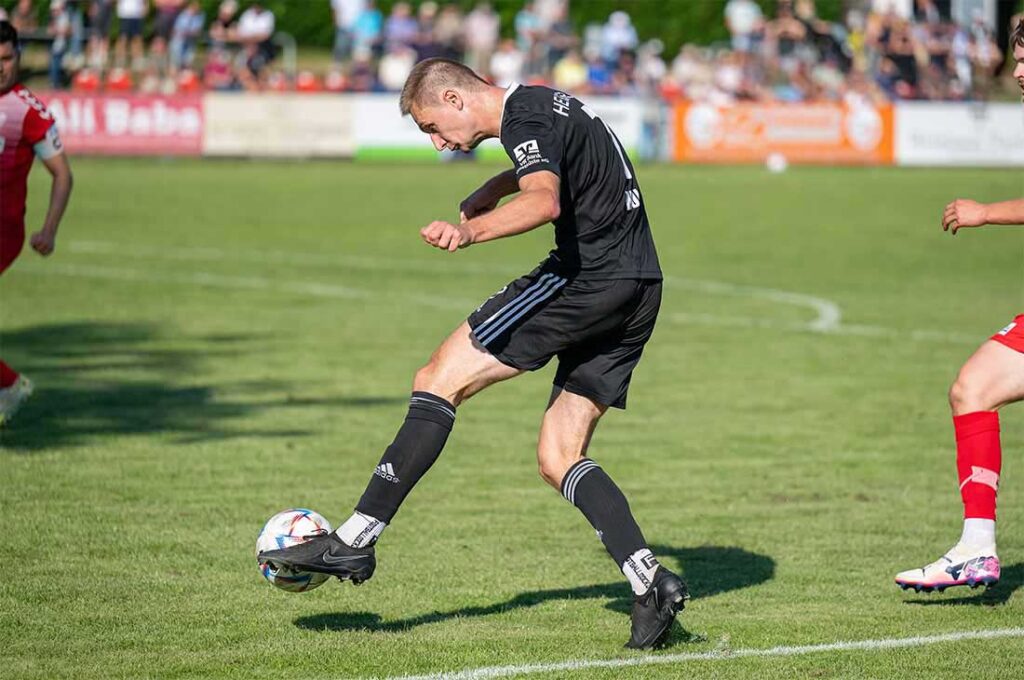 Marvin Wolf (Heider SV) bereitet das 2:2 mit einem Pass auf Pascal Ayene vor. © 2024 Volker Schlichting