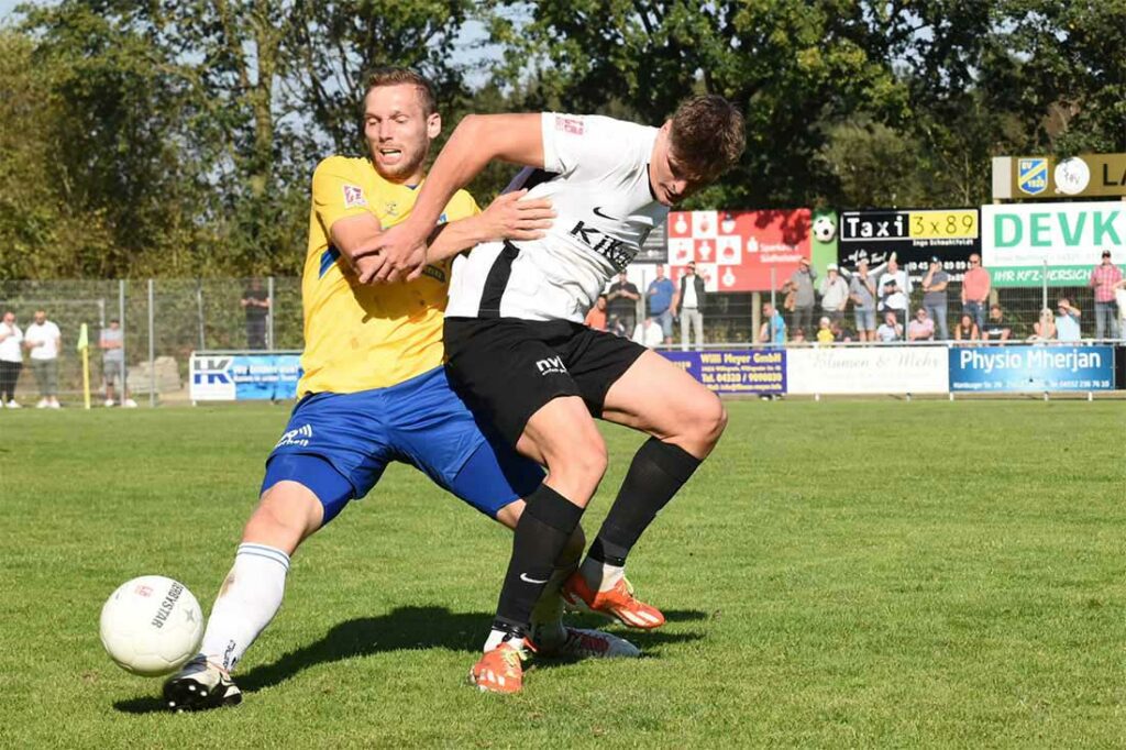 Moritz Achtenberg (SV Todesfelde) gegen Marek Janssen (Meppen). © 2024 Olaf Wegerich