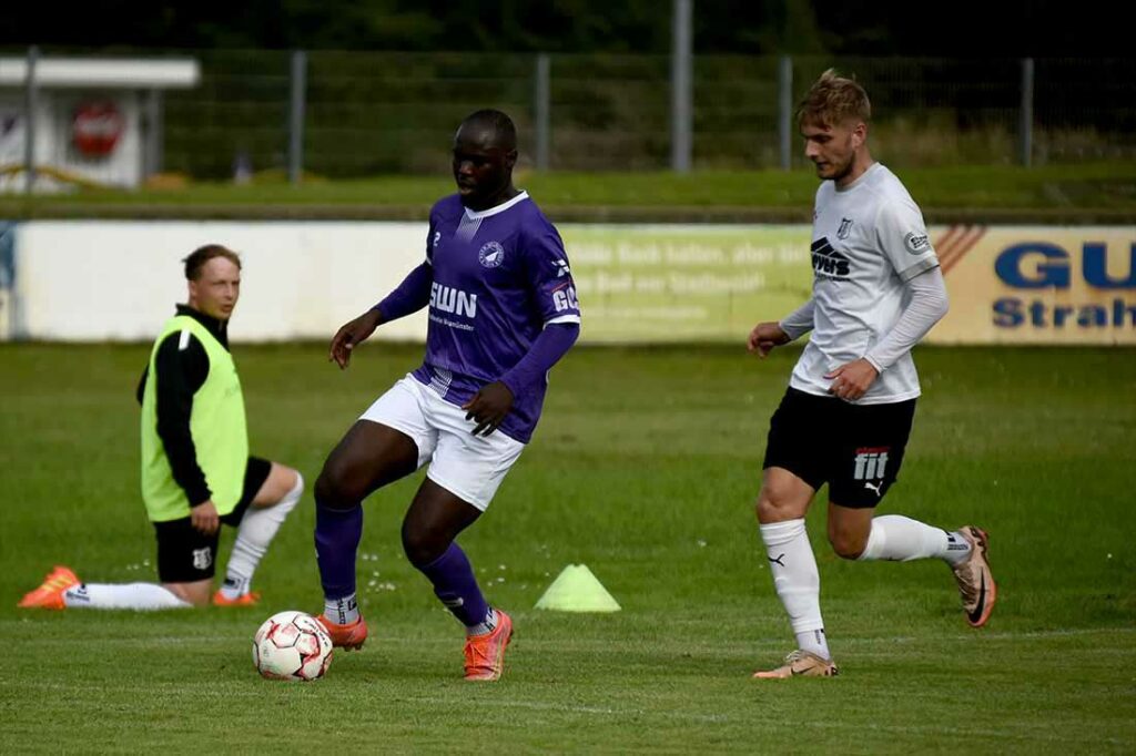 Moshood Adesanya (li., VfR Neumünster) verpasst knapp sein 4. Saisontor. © 2024 Olaf Wegerich