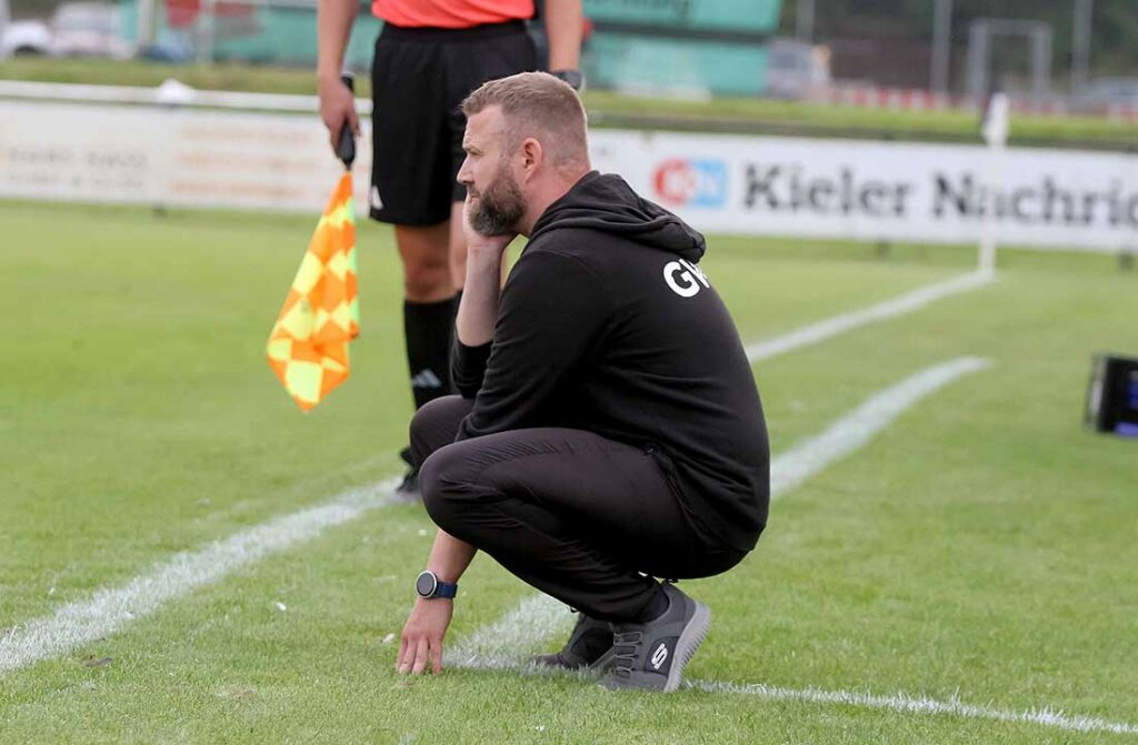 Nach dem 1-3-Rückstand grübelt Chefcoach Maik Haberlag (Eckernförder SV) etwas und findet die passende Lösung. © 2024 Ismail Yesilyurt