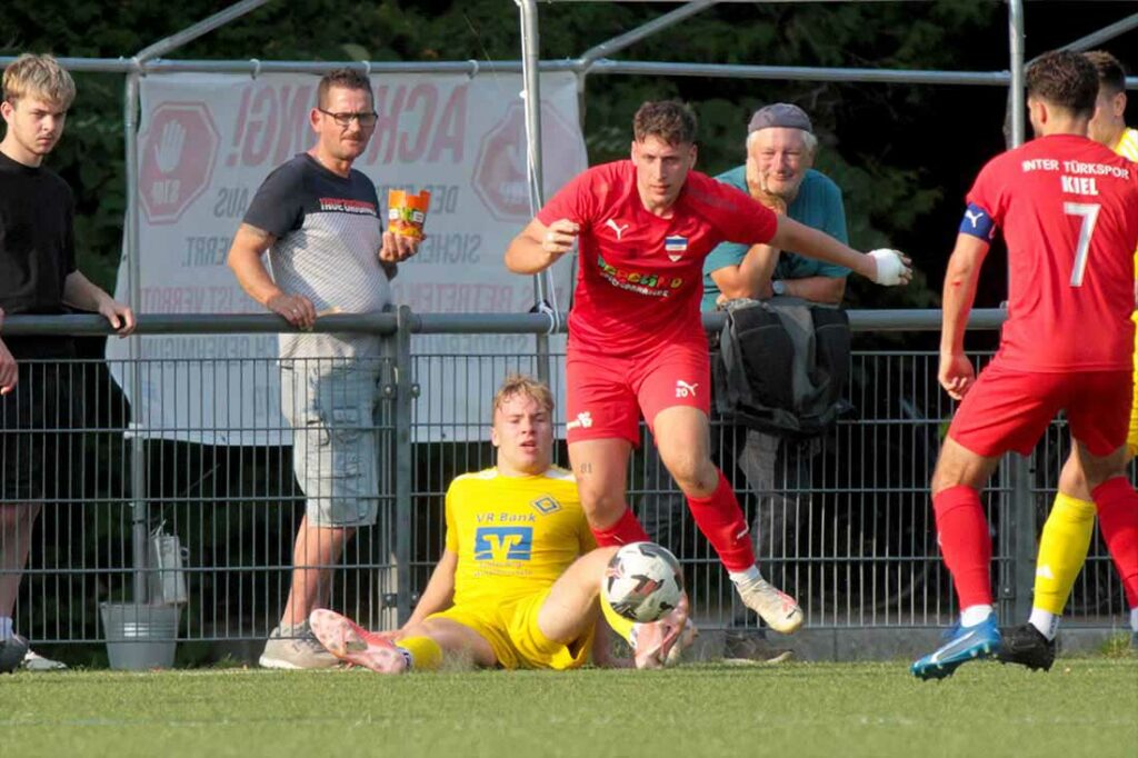 Nach dieser Szene zwischen Abdullah Kormaz (am Ball, Inter TS Kiel) und Juri Alex (Osterrönfelder TSV) gibt es Rot für Alexa. © 2024 Ismail Yesilyurt