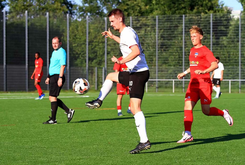 Nick Rixen, gefühlt seit Ewigkeiten beim TSV Kronshagen, steht in Friedrichsberg in der 90. goldrichtig. © 2024 Ismail Yesilyurt