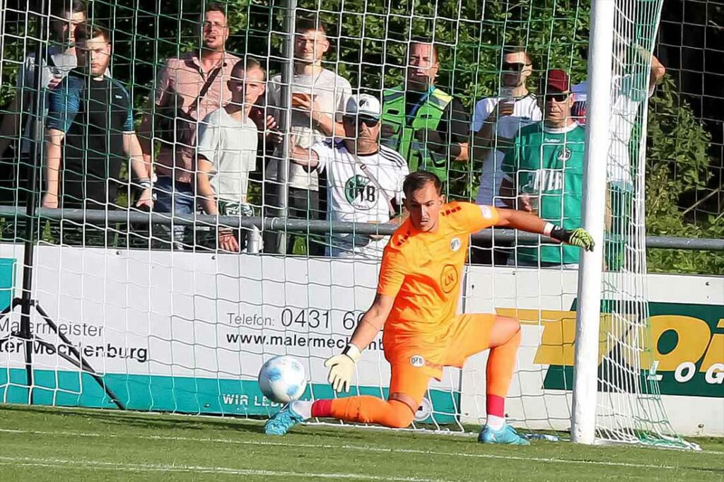 Noah Oberbeck (VfB Lübeck) kann an den Gegentoren nichts ausrichten. © 2024 Ismail Yesilyurt