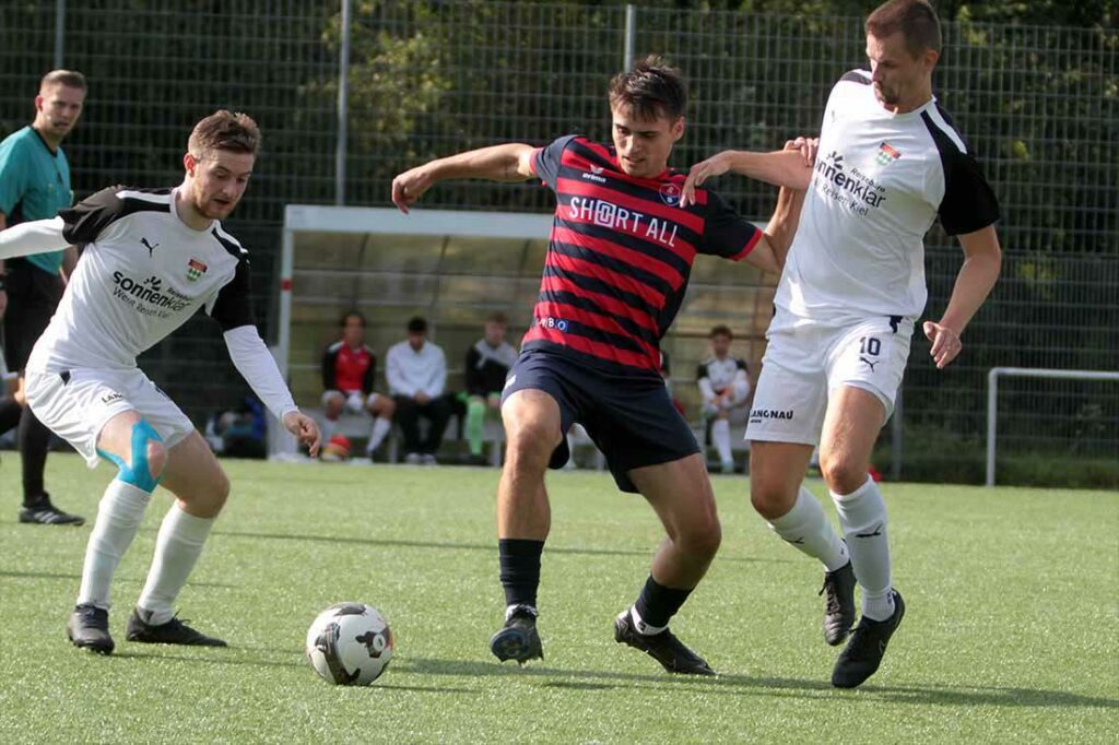 Obere Treene bewahrte immer die Ruhe. Hier Nicolas Pasiecznik gegen Julian Huchzermeier (li.) und Nick Rixen (TSV Kronshagen). © 2024 Ismail Yesilyurt 