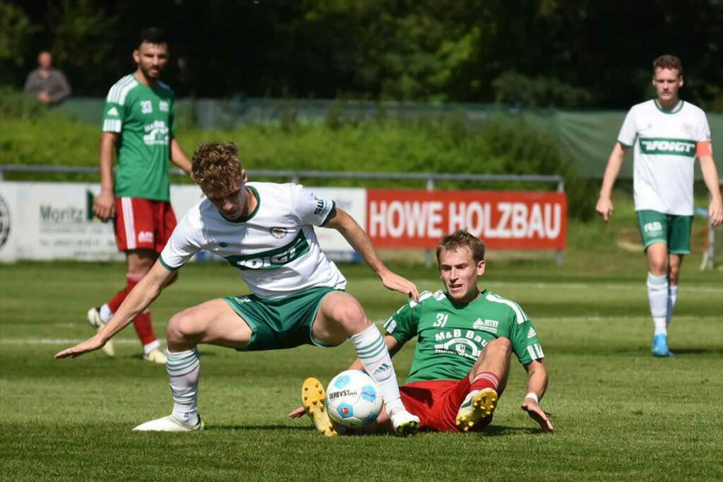 Paul Eberhardt (PSV Neumünster), im Zweikampf Tim Sienknecht (Hohenwestedt), musste nach dem Warmmachen passen. © 2024 Olaf Wegerich