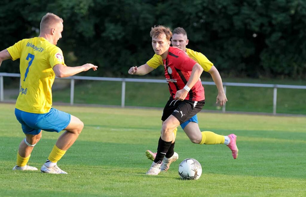 Paul Kraatz (am Ball) und die Probsteier SG sind nach der 2-1-Führung nicht voll bei der Sache. © 2024 Ismail Yesilyurt