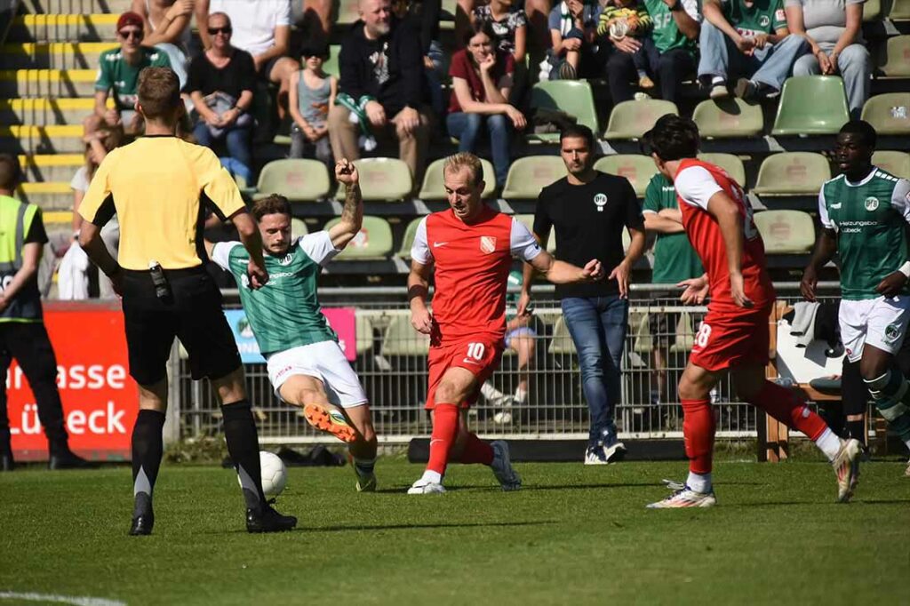 Robin Kölle (VfB Lübeck) gegen Julius Düker (Havelse). © 2024 Olaf Wegerich