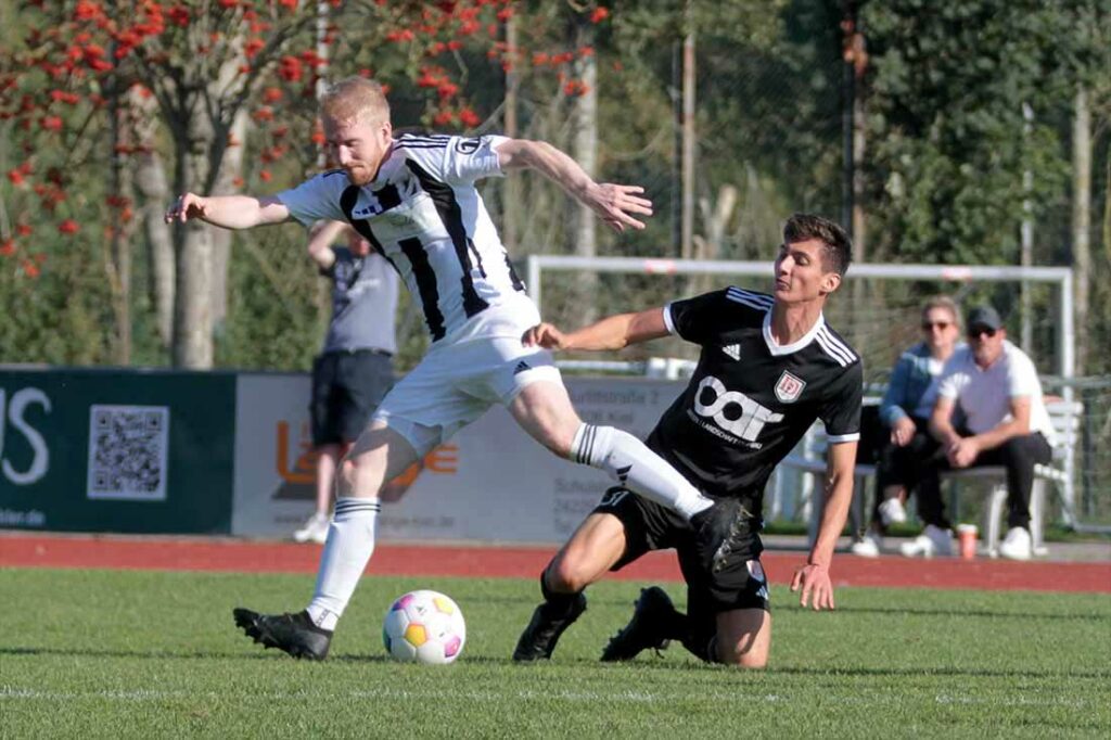 Schwere Aufgabe in Dänischenhagen für Heikendorfs Spielermacher Timo Martens, der von Philip Albers (re.) attackiert wird. © 2024 Ismail Yesilyurt