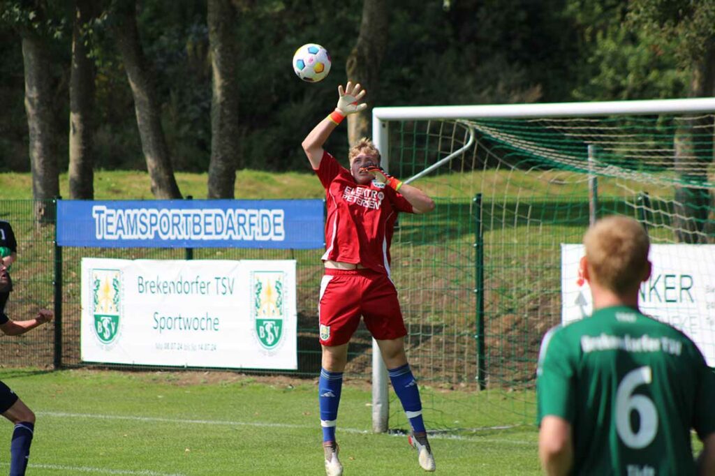 Sichere Beute - Torwart Bennet Knaack ( (Brekendorfer TSV) in seinem ersten Spiel. © 2024 Sophie Geppert