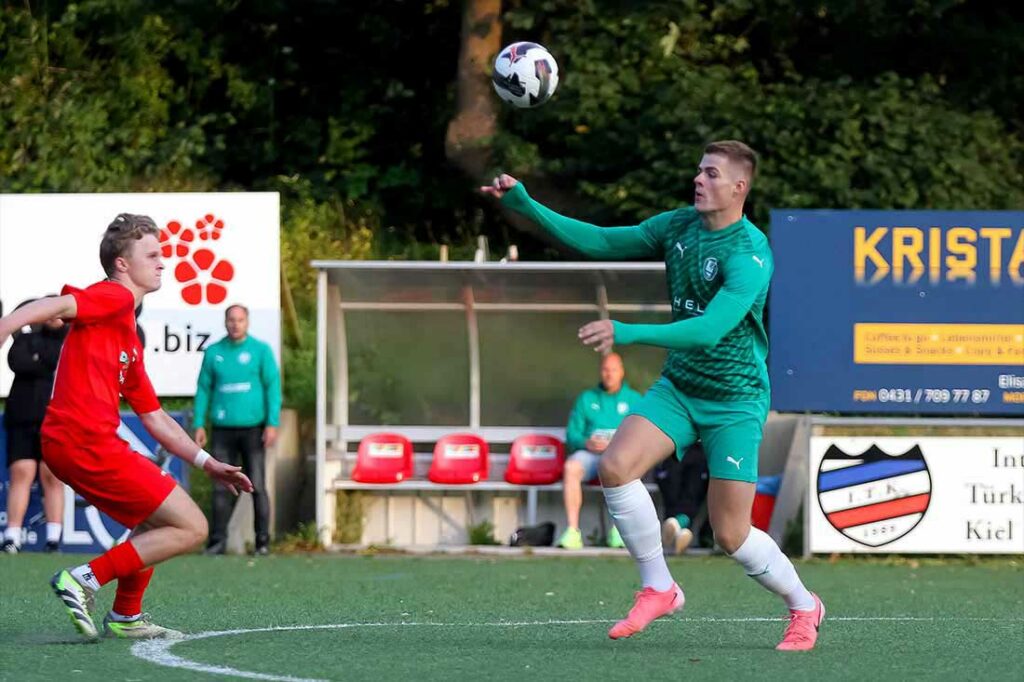 Thorge Salke (re., TSV Klausdorf) öffnet die Tür zum 4:1-Sieg gegen Frisia Risum-Lindholm. Links Tom Marquardt (Inter TS Kiel). © 2024 Ismail Yesilyurt