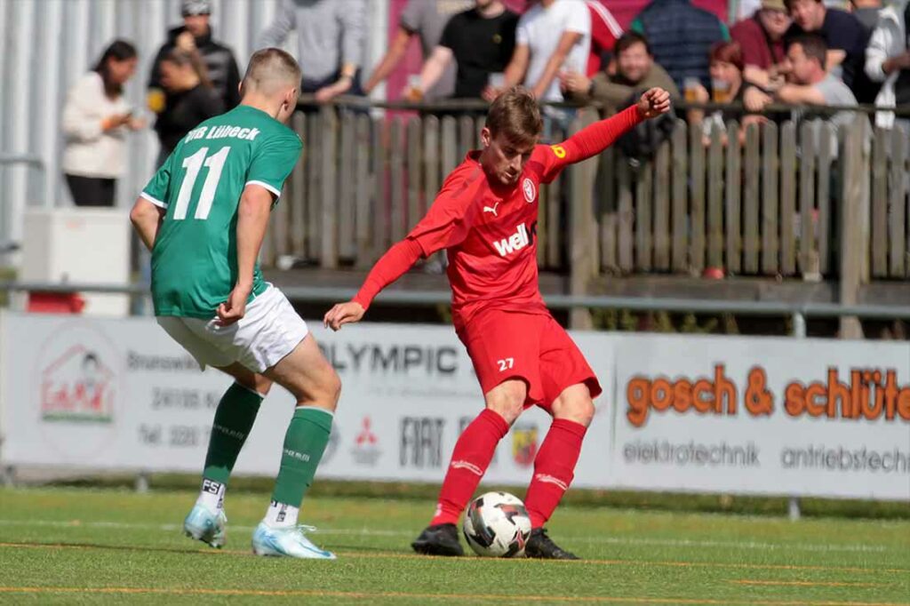 Torschütze Yannik Jakubowski (Kilia Kiel) zeigte gegen VfB Lübeck II seine Qualitäten als Allrounder. Hier gegen Linus Goldmann in der Abwehr. © 2024 Ismail Yesilyurt