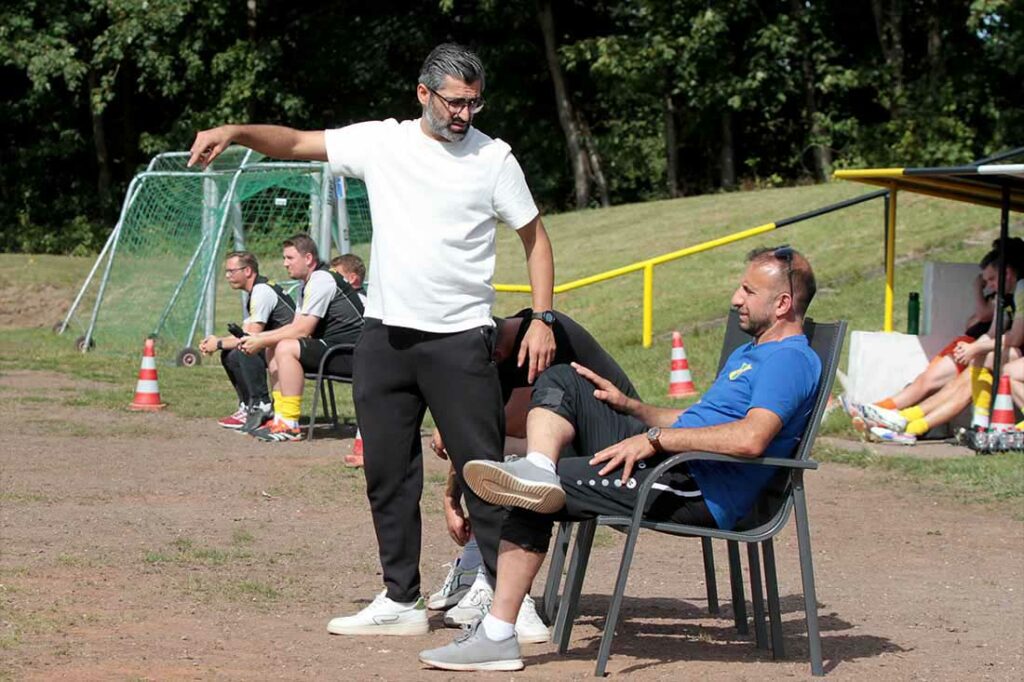 Trainer Kandil Rashid (li.) und Ligamanager Irfan Eren sind mit dem Saisonstart vom MED SV mehr als zufrieden. © 2024 Ismail Yesilyurt