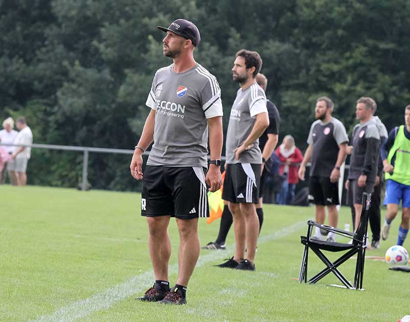 Trainer Patrick Herrmann (SpVg Eidertal Molfsee) darf durchpusten - das 5-1 im Kellerduell gegen Dornbreite bringt Luft. © 2024 Ismail Yesilyurt