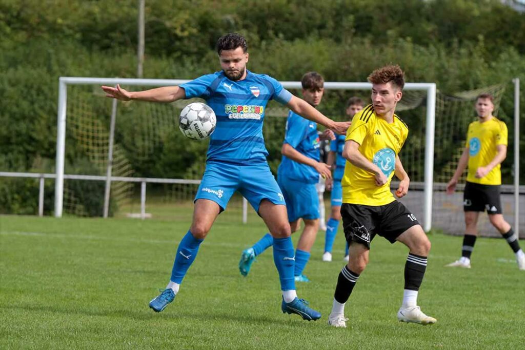 Zwei, die für ihr Team schwer zu ersetzen sind - Serkan Yildirimer (li., Inter Türkspor Kiel) und Fabian Feißt (TSV Altenholz). © 2024 Ismail Yesilyurt