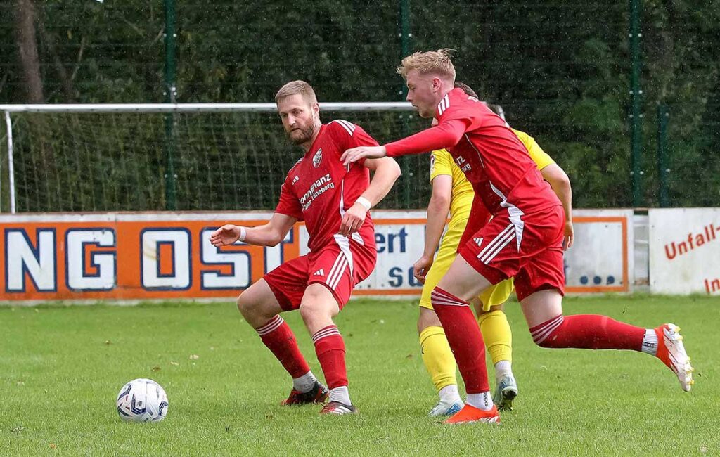 Andreas Büffel Büssau (li., TSV Flintbek) macht vom Punkt aus das 1:0. © 2024 Ismail Yesilyurt