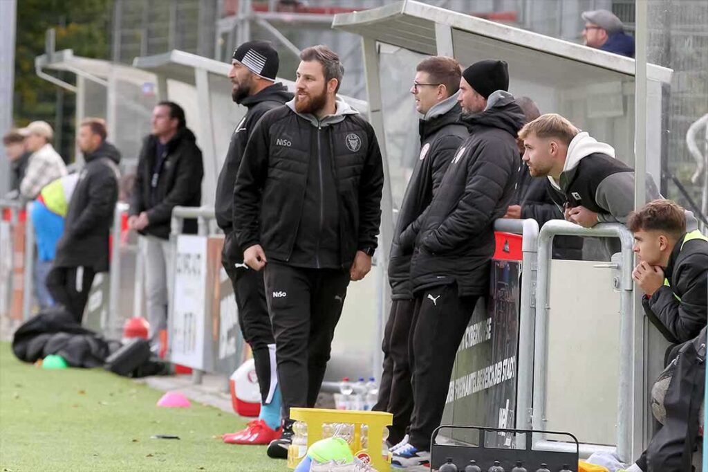 Das Kieler Trainerteam mit Nicola Soranno und den beiden Co-Trainer Michel Witt (mitte) und Benno Szodruch (re.) freute sich über das starke Ende. © 2024 Ismail Yesilyurt