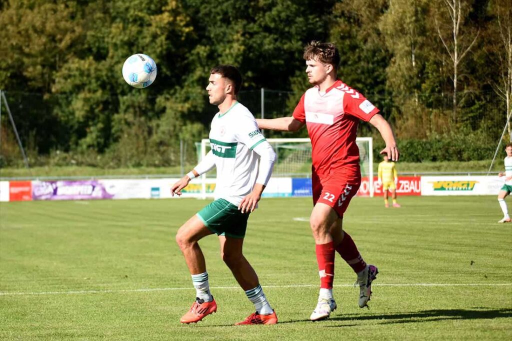 Den Ball stets im Blick - Tim Möller (PSV) gegen Fynn Auschra (FCD). © 2024 Olaf Wegerich