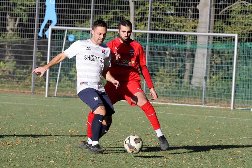 Die 3:2-Führung durch Lars Ole Puttins (vorne) gibt RB Obere Treene in Jevenstedt nicht mehr ab. Hinten Krenar Svirca (Inter Türkspor Kiel). © 2024 Ismail Yesilyurt