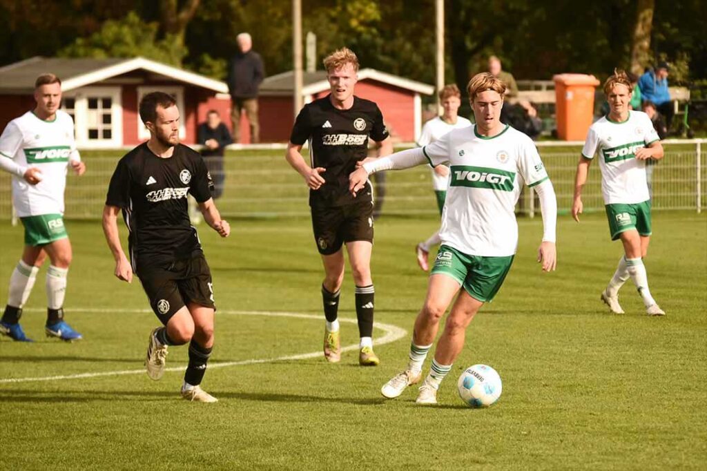 Egon Lahi und Ben Bäßler (Reinfeld) gegen Meiko Werner (PSV). © 2024 Olaf Wegerich