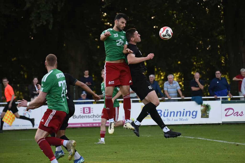 Geart Latifi (MTSV), hier im Kopfballduell mit Nils Woelki (ESV), fehlte Hohenwestedt in Oldenburg in vielen Situationen in der Defensive. © 2024 Olaf Wegerich