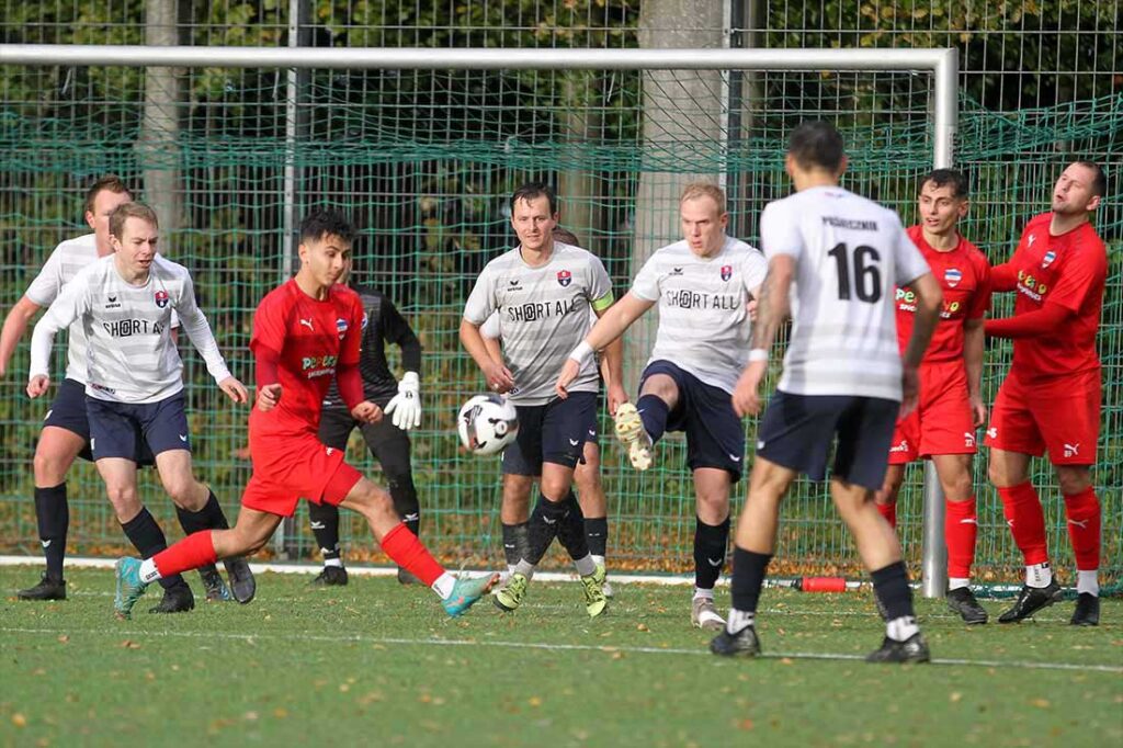 Hauke Spoth (RB Obere Treene) klärt vor Burak Özcan (Inter Türkspor Kiel) im Tohuwabohu kurz nach der Pause. © 2024 Ismail Yesilyurt