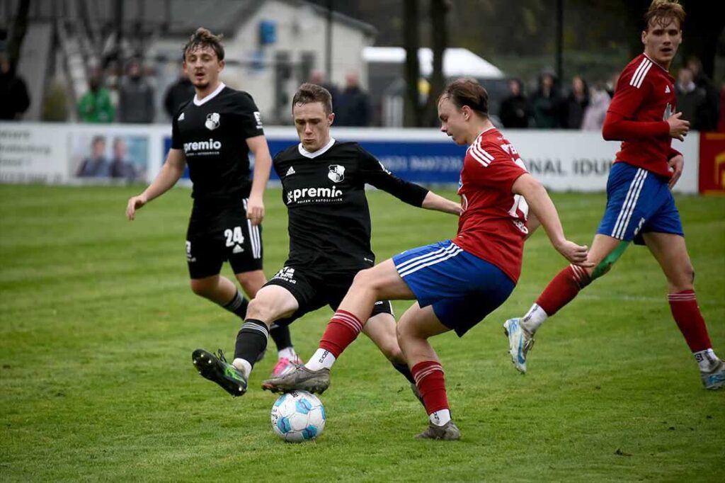 Helge Kroeger (Heide) gegen Pacal Ritter (re., Lägerdorf). © 2024 Olaf Wegerich