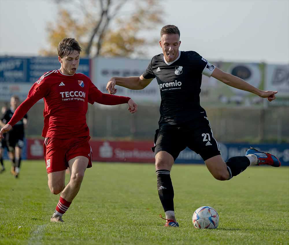 Jonah Gieseler (Heider SV) mit einem Flankenversuch gegen Marcel Wasielewski (SpVg Eidertal Molfsee). © 2024 Volkler Schlichting