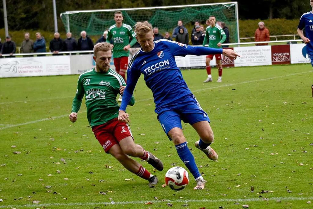 Jorit Rathje (MTSV) gegen Nico Bruns (re., Eidertal). © 2024 Olaf Wegerich