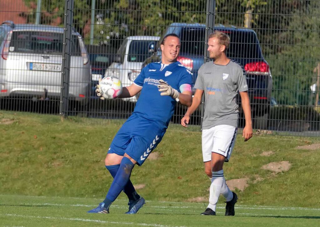 Keeper Nils Fischer (TSV Plön) über sein erstes zu Null freuen. © 2024 Ismail Yesilyurt