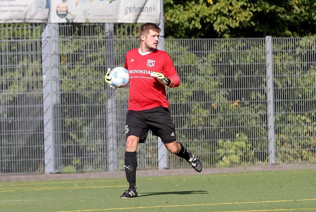 Keeper Stefan Hansen (SV Dörpum) hatte einen doch recht ruhigen Arbeitstag auf dem Platz gegen Osterrönfeld . © 2024 Ismail Yesilyurt