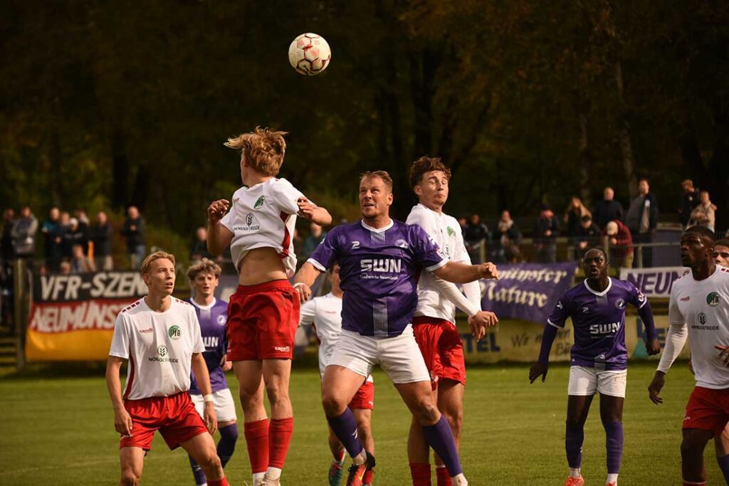 Kramer (VfR) gegen Schmitt (li) und Schwoon (VfB U21). © 2024 Olaf Wegerich