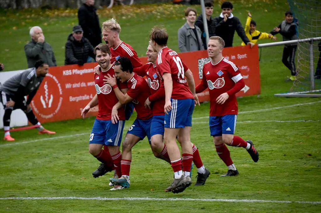 Lägerdorf feiert das 1:0 durch Bastian Peters. © 2024 Olaf Wegerich