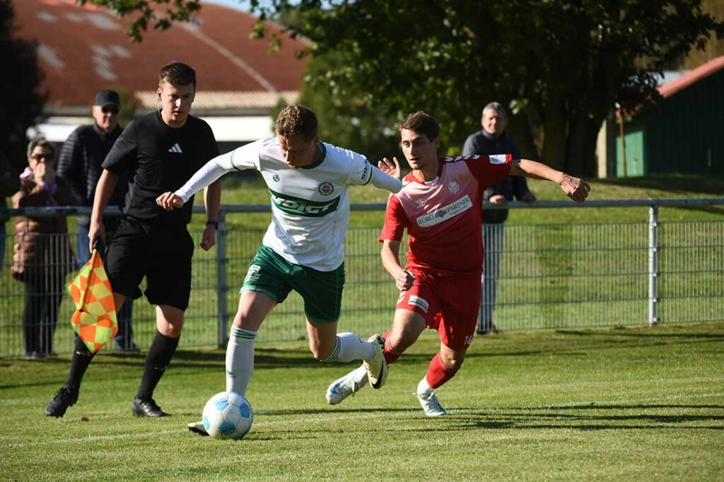 Marvin Ehlert (li.), hier im Laufduell mit Leon Will (Dornbreite), und der PSV dürfen mit dem einen Punkt zufrieden sein. © 2024 Olaf Wegerich