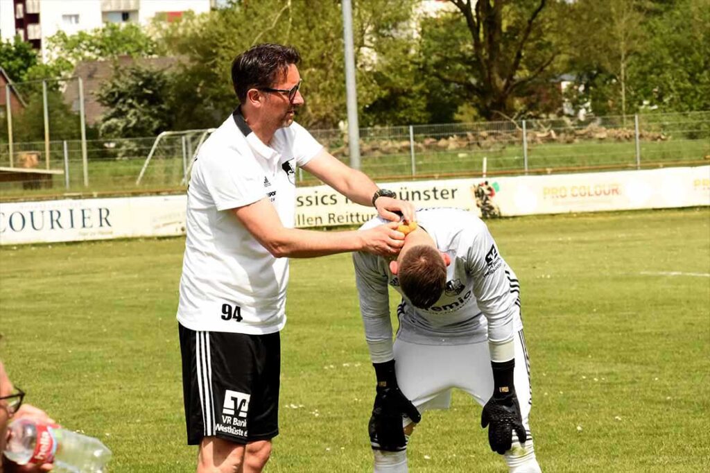 Mats Hinrichs (Heider SV) wird von Co-Trainer Torben Steffensen behandelt.  © 2024 Olaf Wegerich