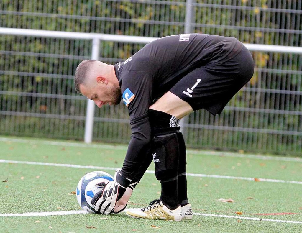 Mats Hinrichs beim Abstoss (SV Frisia Risum-Lindholm). © 2023 Ismail Yesilyurt