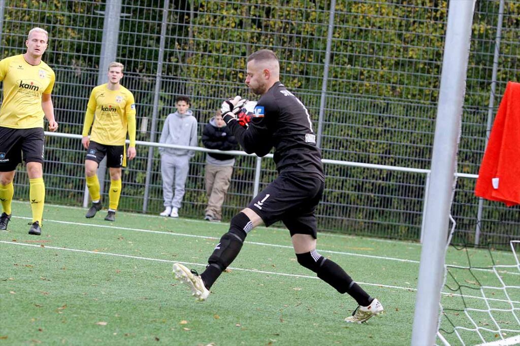 Mats Hinrichs fängt den Ball (SV Frisia Risum-Lindholm). © 2023 Ismail Yesilyurt