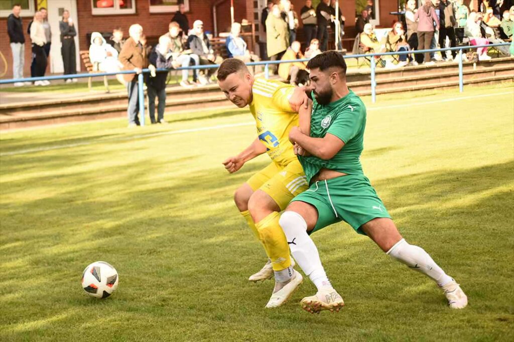 Max Lipka (OTSV) schirmt den Ball gegen Halil Karakaya (Klausdorf) ab. © 2024 Olaf Wegerich