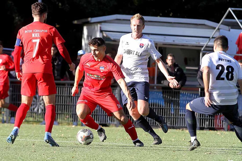 Melih Cerrah (am Ball, Inter Türkspor Kiel) bescherte den Kielern drei Punkte bei Weiche Flensburg 08 II. © 2024 Ismail Yesilyurt