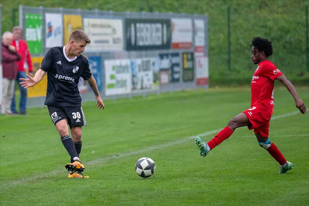 Mit Verlaub der 32-jährige Altstar Björn Lambach (li., Heider SV) gegen den 17-jährigen Jungstar Benett Kwame (TSB Flensburg. © 2024 Volker Schlichting