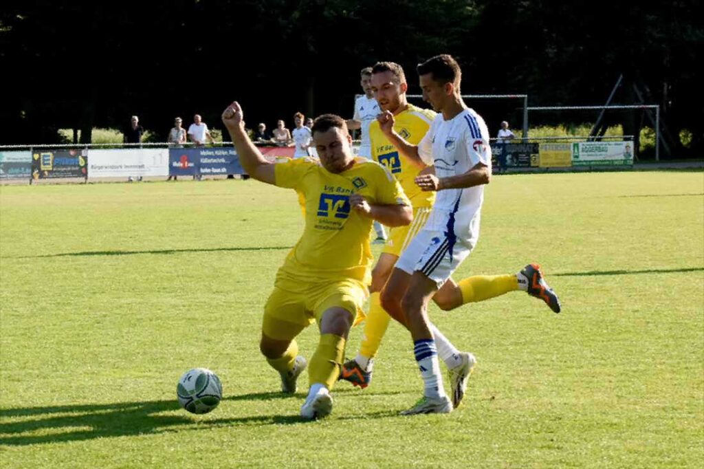 Moritz Gersteuer bringt den TuS Rotenhof in Front mit dem 1:0. © 2024 Olaf Wegerich,