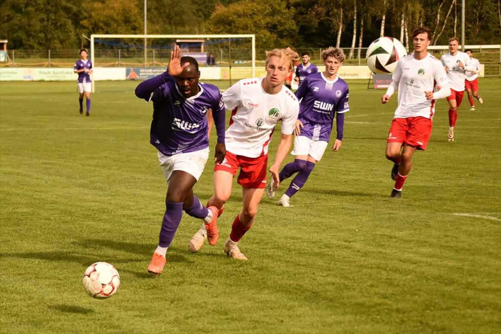 Moshood Adesanya (VfR) gegen Lukas Schmitt (VfB U21). © 2024 Olaf Wegerich