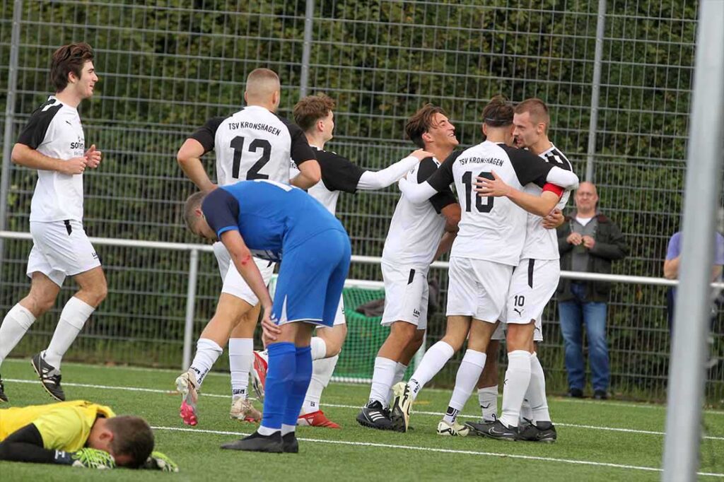 Nick Rixen (re., TSV Kronshagen) jubelt mit seinen Mitspielern über sein 1:0. © 2024 Ismail Yesilyurt