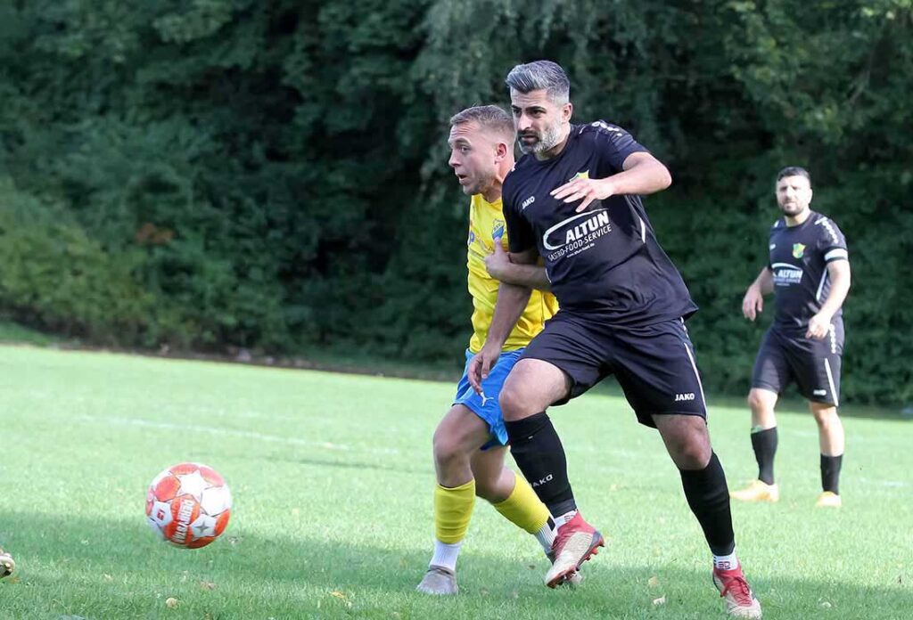 Spielertrainer Kandil Rashid (re.) und der MED SV stecken in einer großen Ergebniskrise - die Leistung stimmt meistens. © 2024 Ismail Yesilyurt