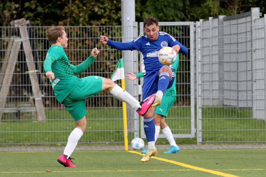 Stian Waschko (li., TSV Klausdorf) gegen Damian Krause (TSV Rantrum). © 2024 Ismail Yesilyurt