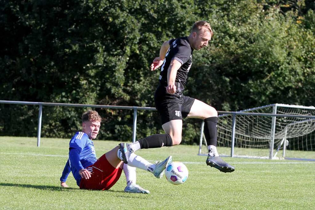 Tom Lemke grätscht Timo Bamler den Ball weg. © 2024 Ismail Yesilyurt